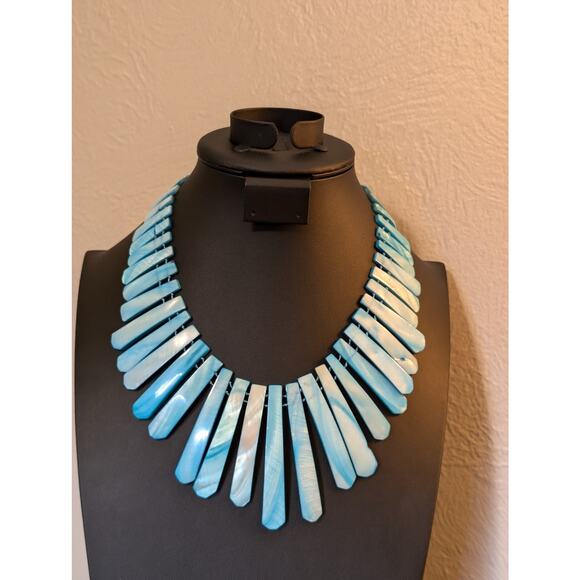 Erica Lyons Blue Shell Collar Necklace - Picture 6 of 6